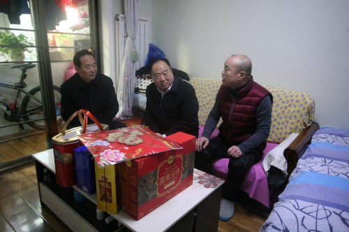 重裝集團黨委書記向新剛到公司走訪慰問困難黨員和困難職工