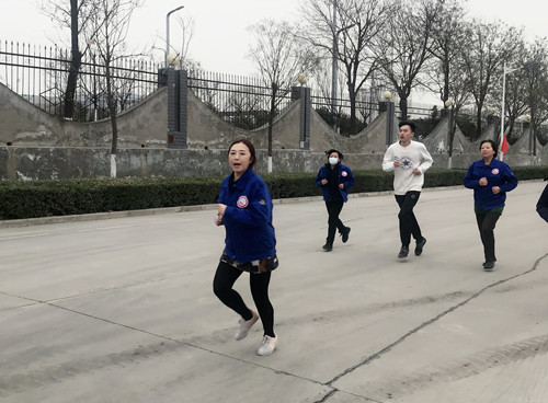 營(yíng)銷公司組隊(duì)參加公司舉辦的職工環(huán)園路跑賽